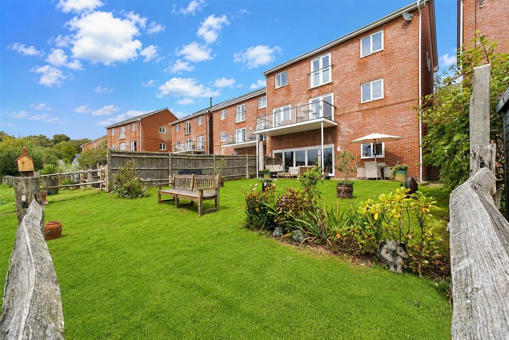 Property photo 2 of 38 d96Caf6A-Df47-4E90-9Eff-8468B8Ef2534.Png