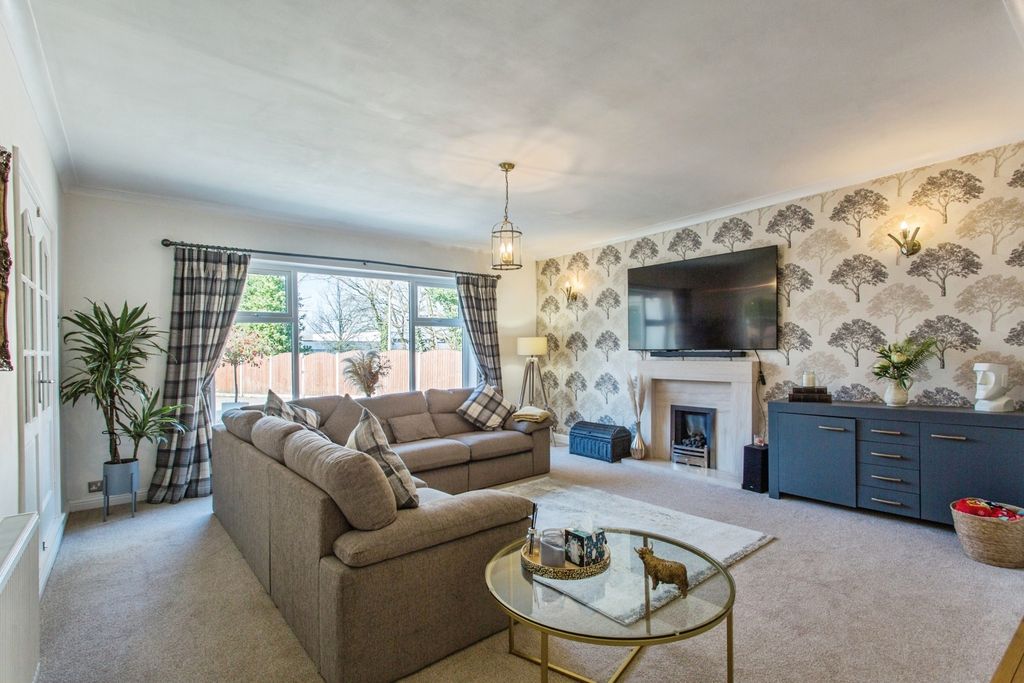 Property photo 3 of 25 Lounge