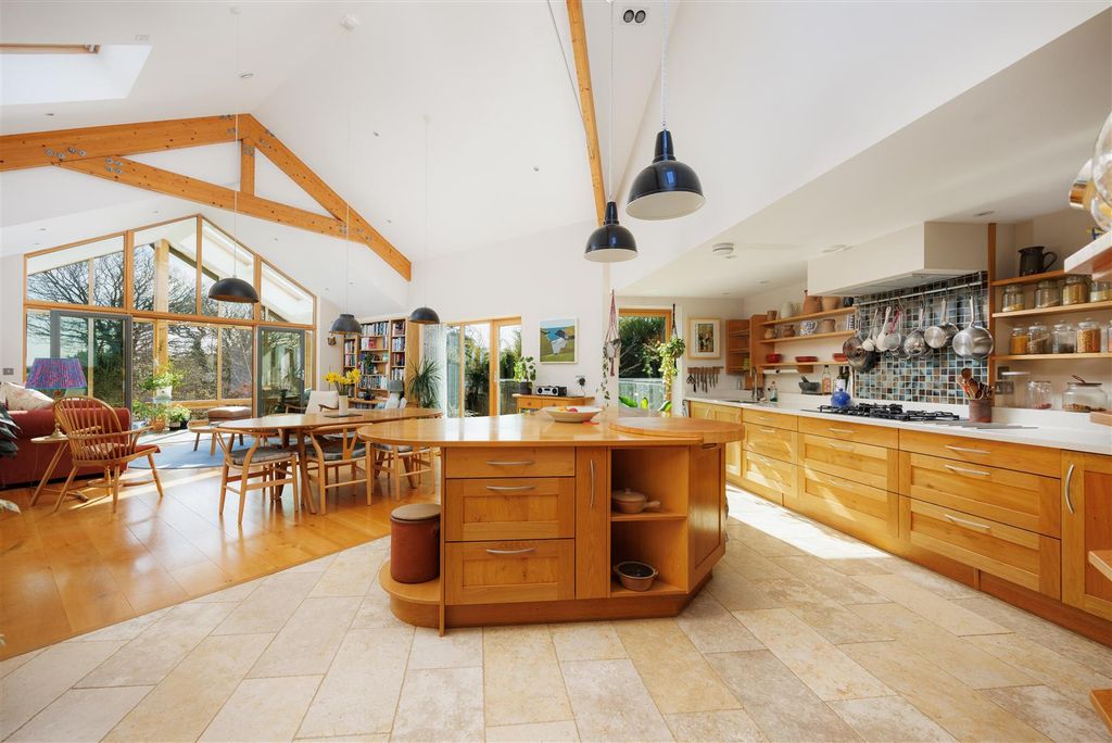 Property photo 2 of 33