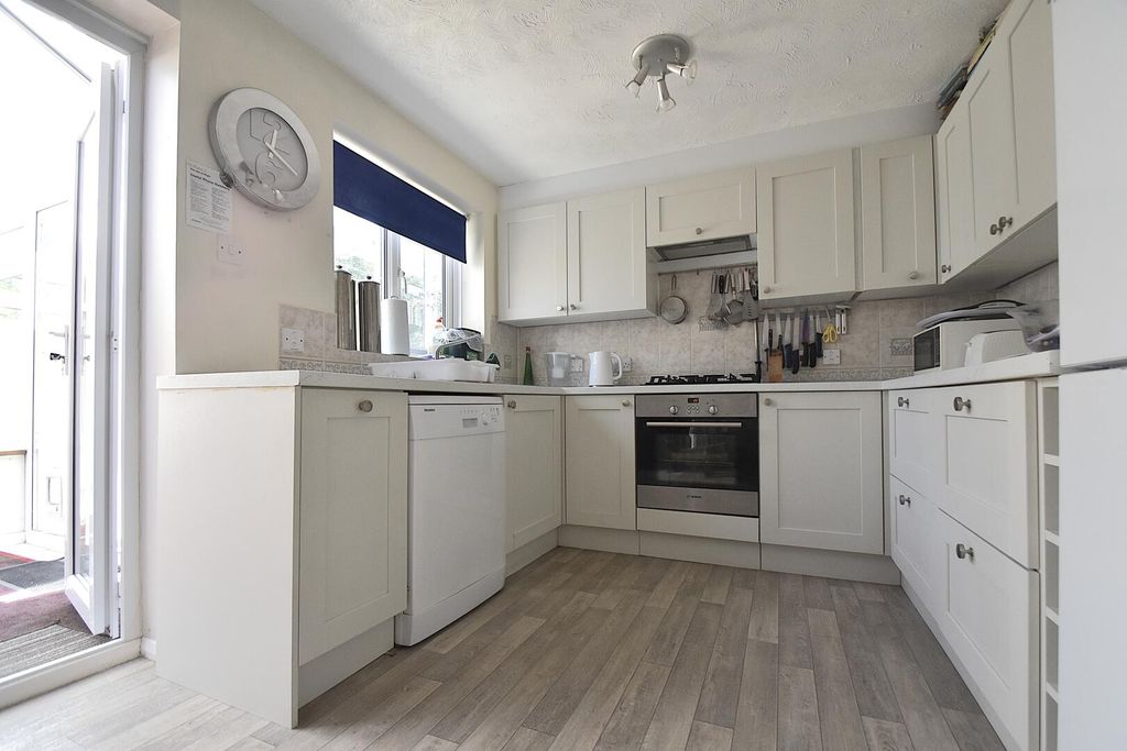 Property photo 3 of 19 Kitchen