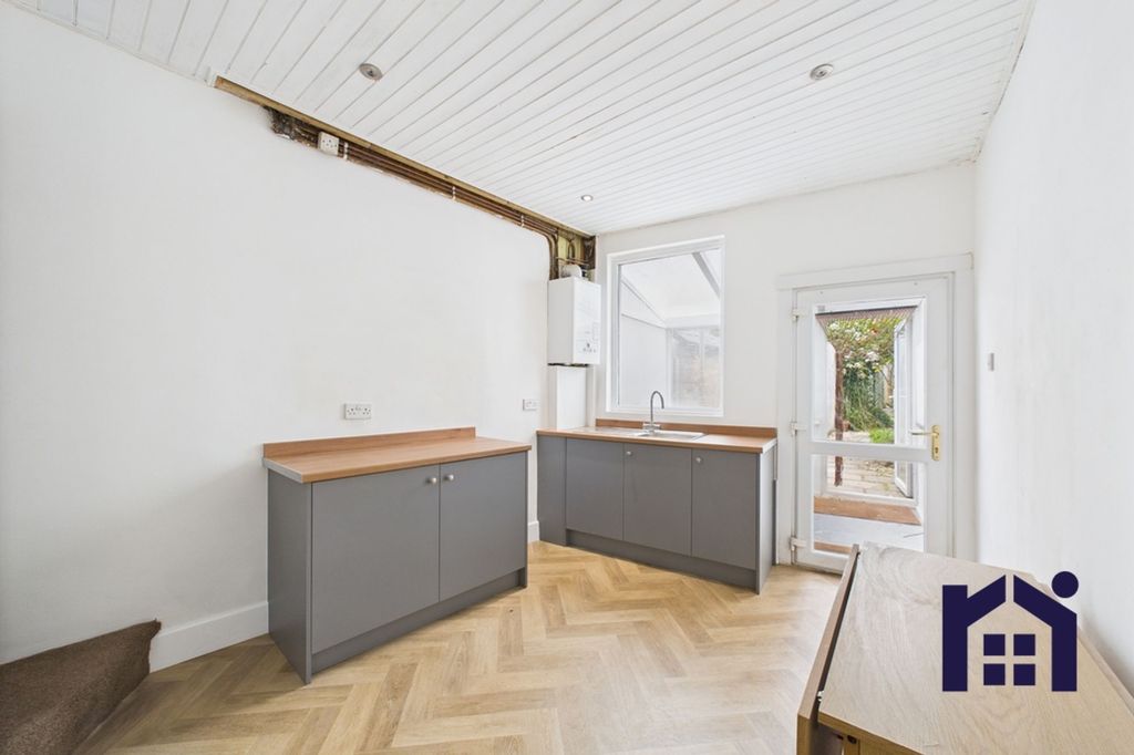 Property photo 3 of 17 Dining Kitchen