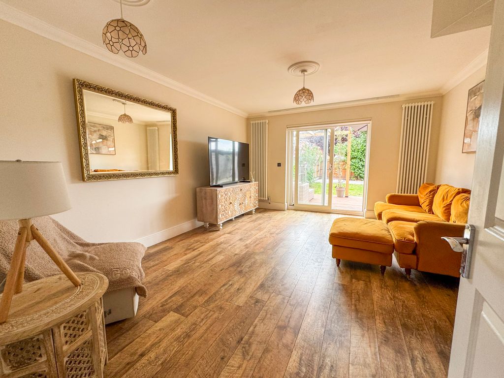 Property photo 3 of 17 Lounge