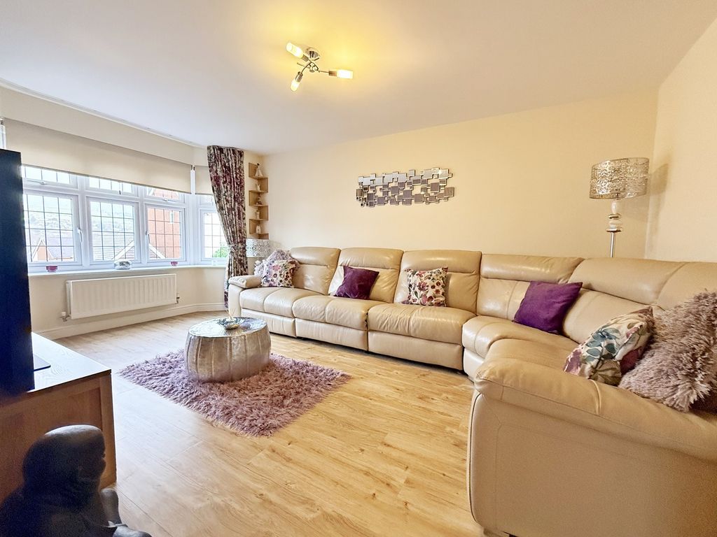 Property photo 3 of 40 Lounge