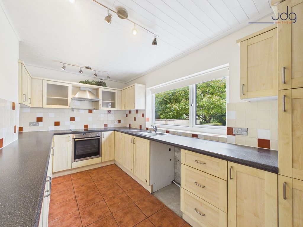 Property photo 3 of 11 Modern Fitted Kitchen