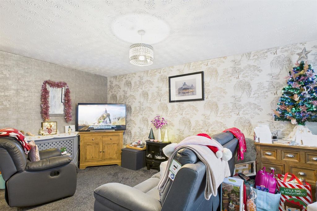 Property photo 3 of 17 Lounge