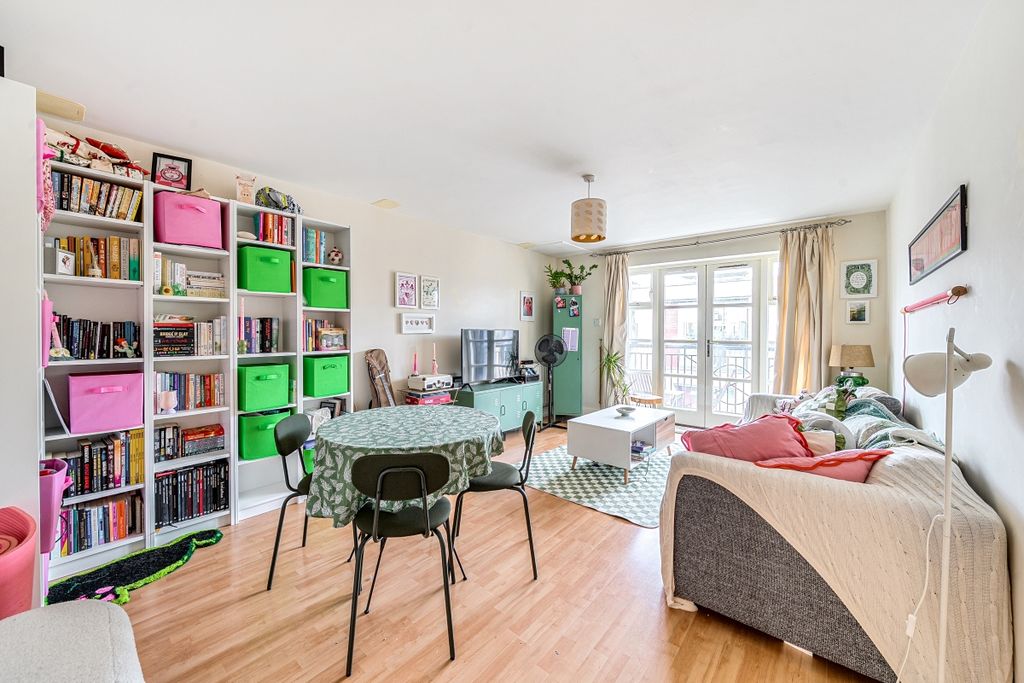 Property photo 1 of 16 1386131-12-692E3c...