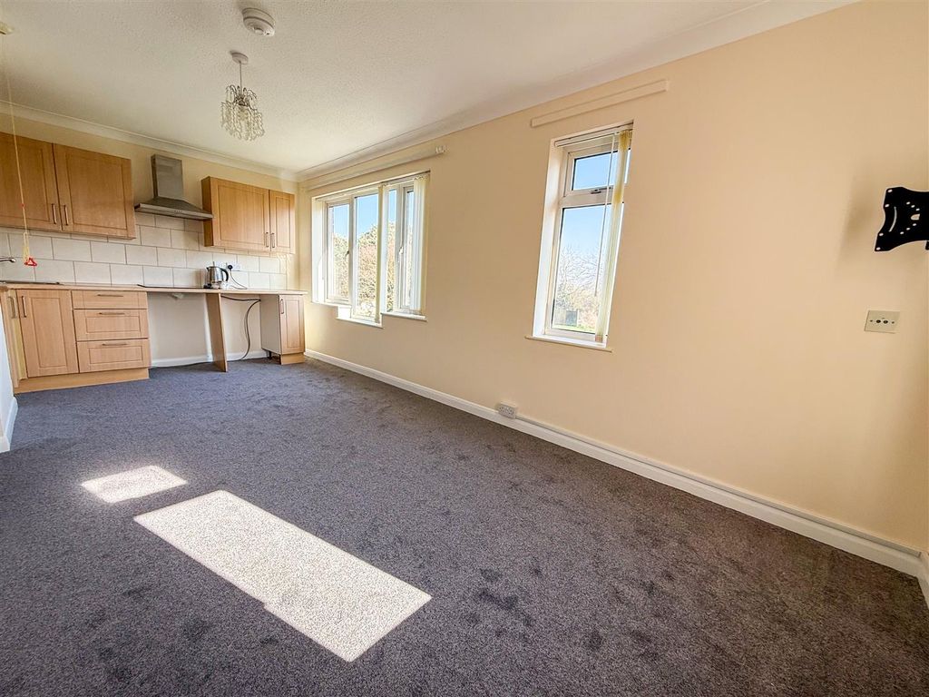 Property photo 3 of 13 Lounge/Kitchenette
