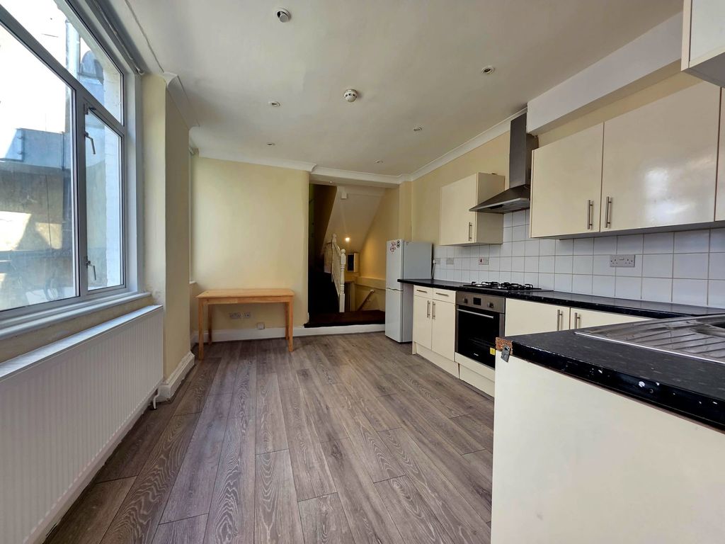 Property photo 2 of 10 Photo 6