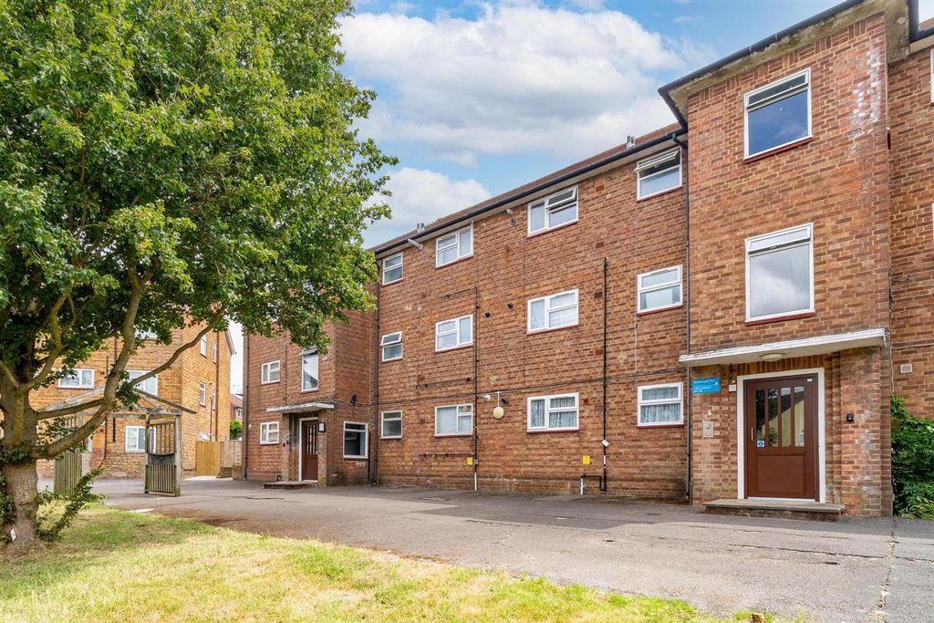 Property photo 1 of 9 Stanborough Avenue