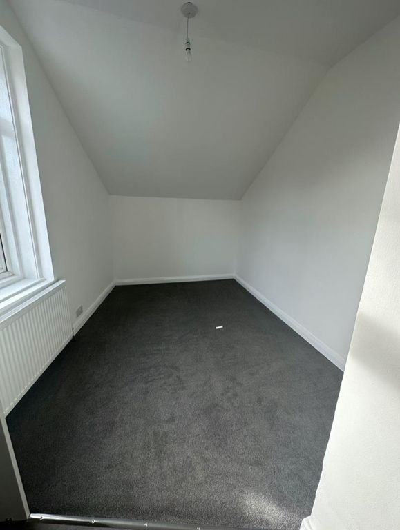 Property photo 1 of 4 Rm 3 Sailsbury - Living Room.Jpg