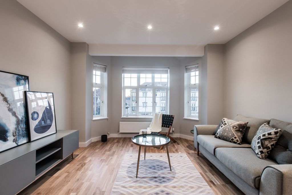 Property photo 3 of 10 Living_Room