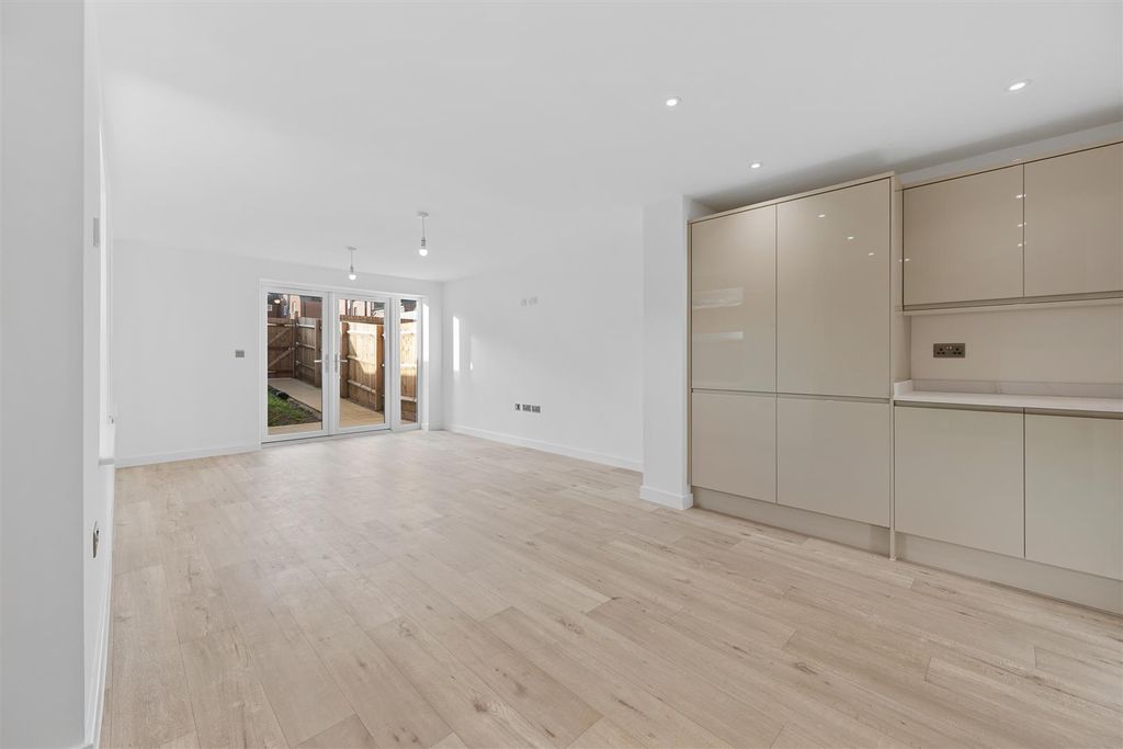 Property photo 3 of 32 Wentworthrdweb17.Jpg