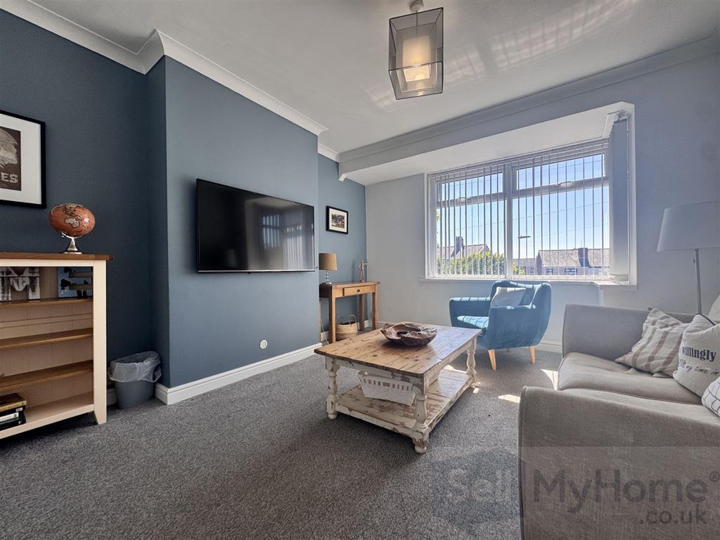 Property photo 2 of 11 Lounge