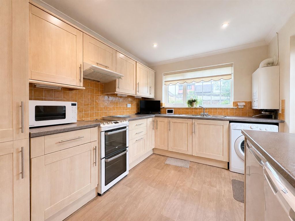 Property photo 3 of 14 Kitchenclose.Png