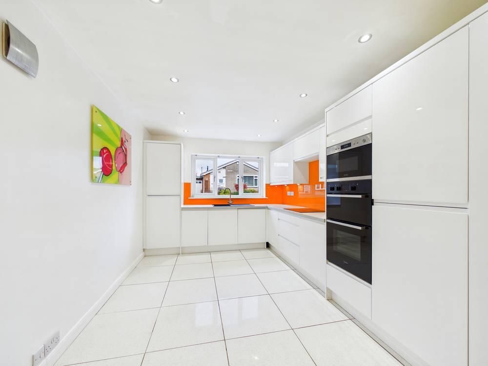 Property photo 2 of 10 Kitchen