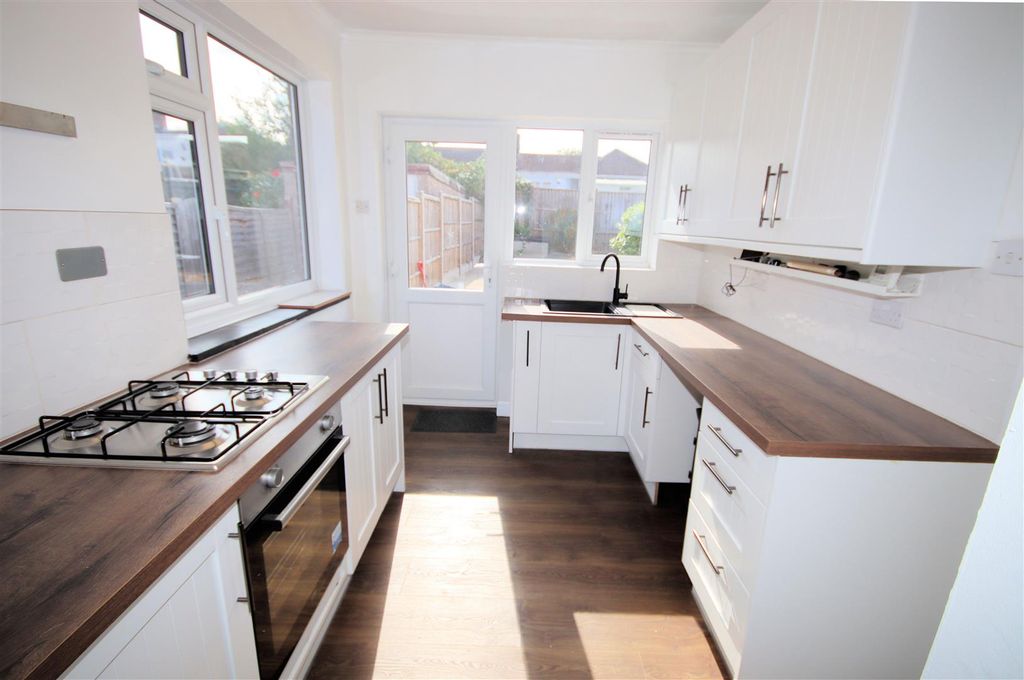 Property photo 2 of 11 Fitted Kitchen