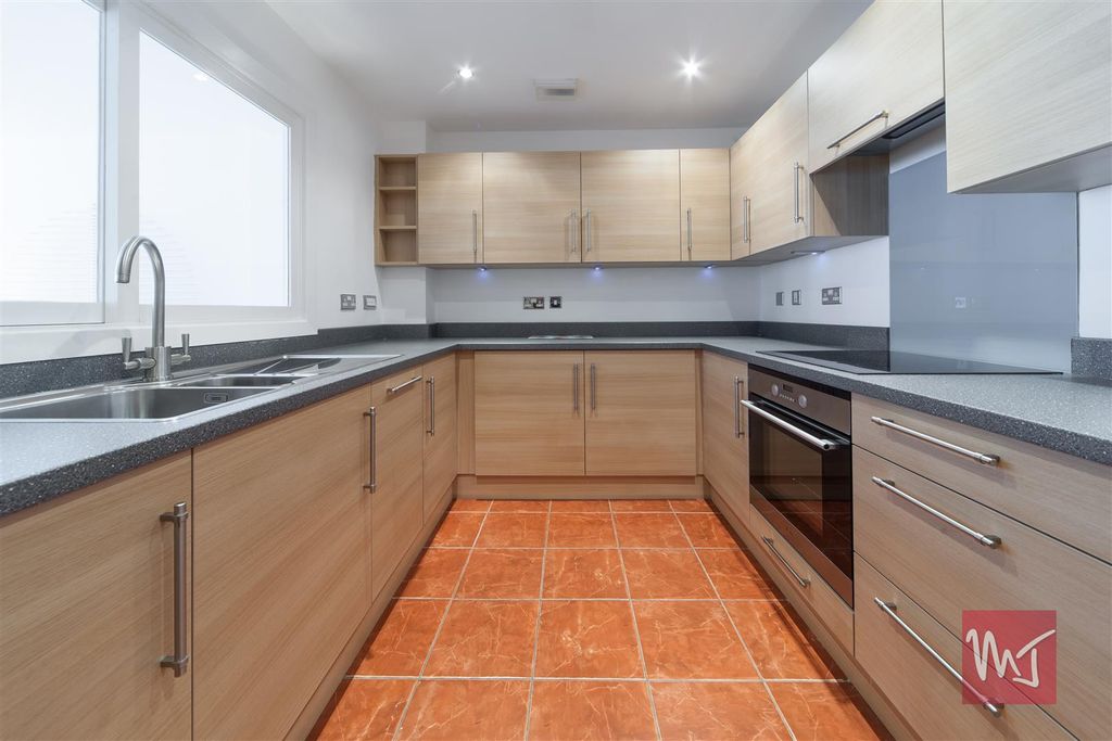 Property photo 3 of 8 Photo 03