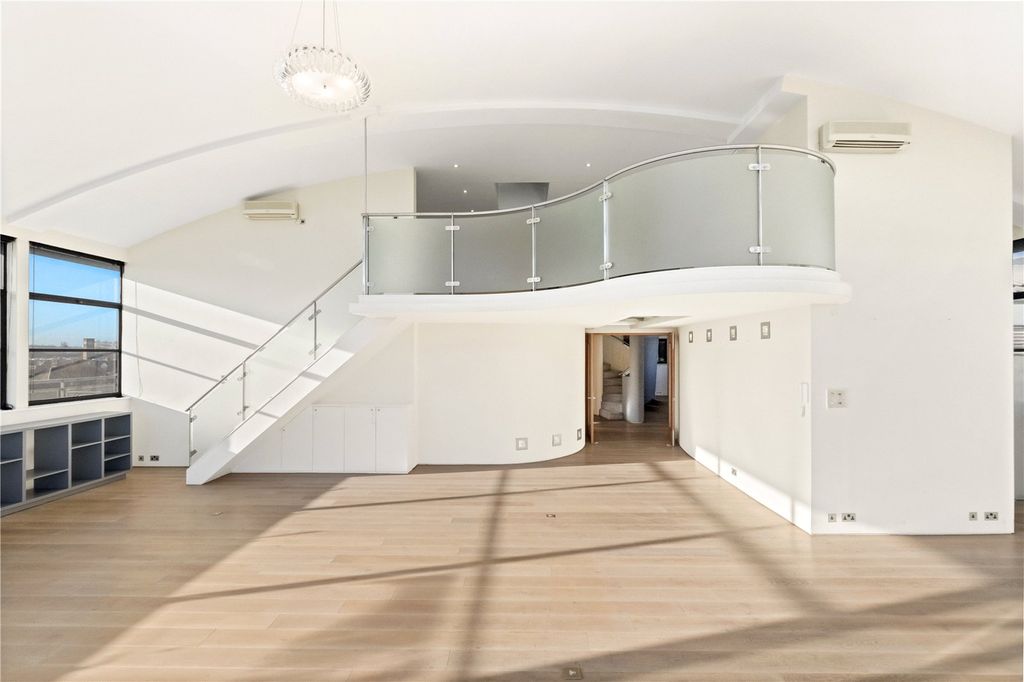 Property photo 3 of 22 Reception