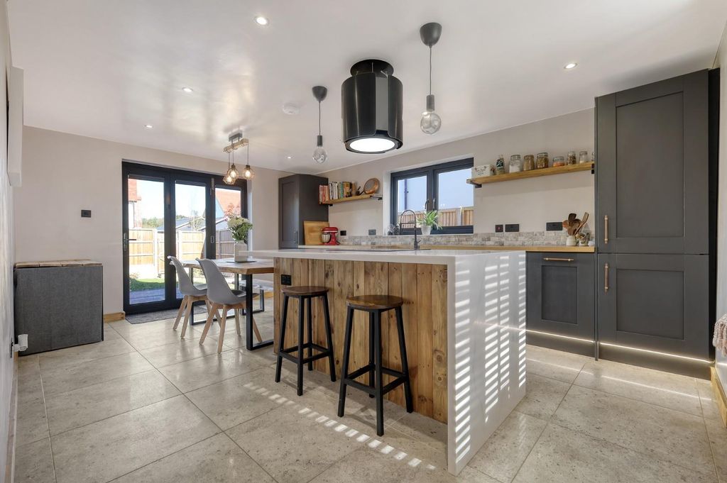 Property photo 2 of 17 Kitchen/Dining Room