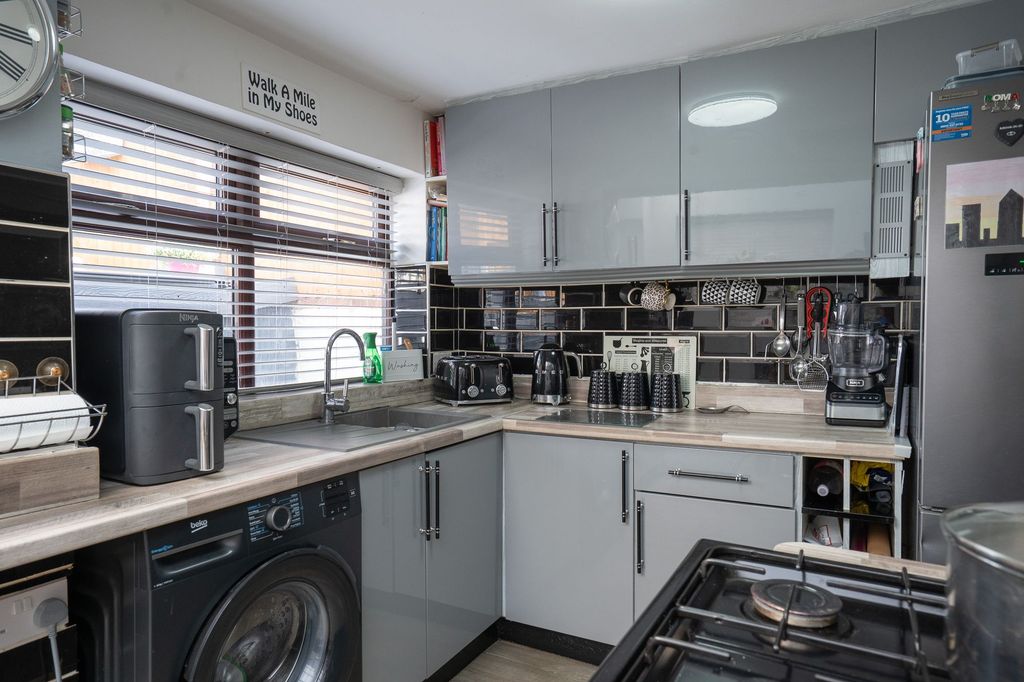 Property photo 3 of 27 Https://Apollo.Street.Co.uk/Street-Live/Tr:Pr-True,N-Property_Small_Fill_Crop/Properties/General/70631073/Dsc09680.Jpg