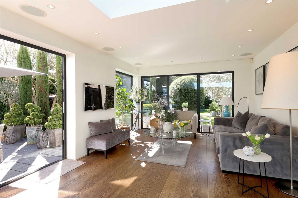 Property photo 2 of 18 Orangery