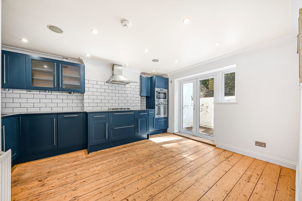 Property photo 2 of 8 Kitchen