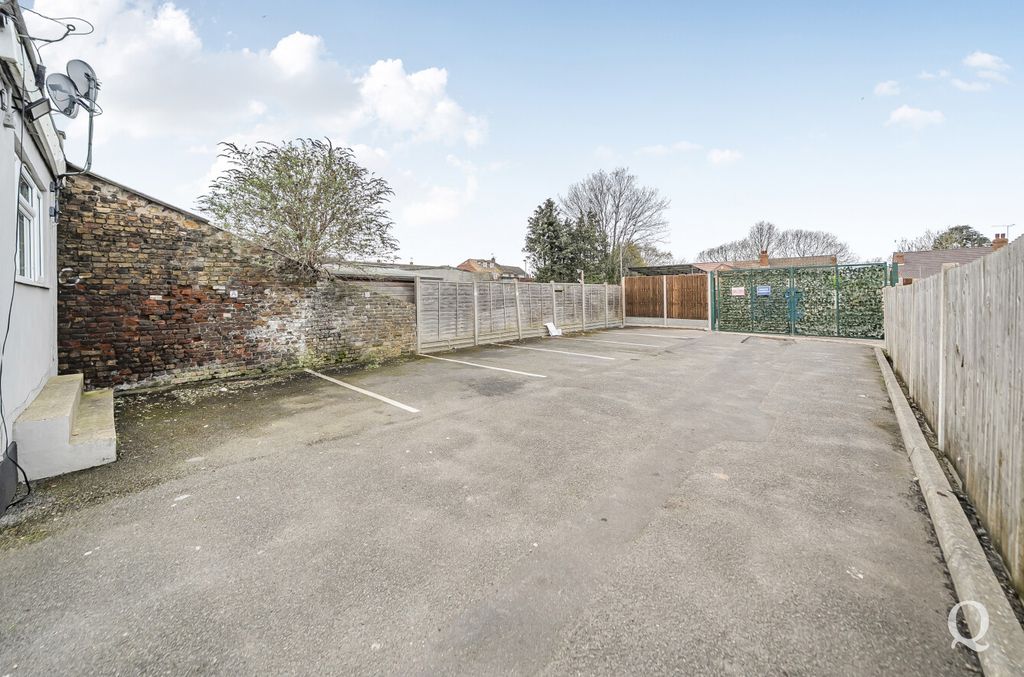 Property photo 2 of 17 F2E4ce2F-2957-42c...