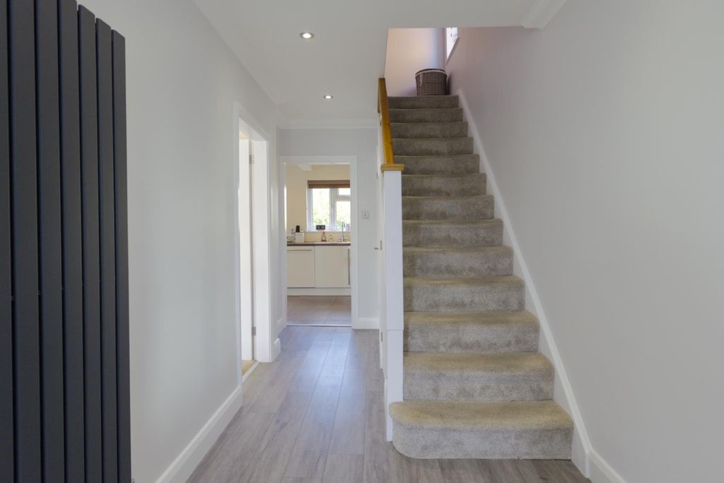 Property photo 2 of 18 Entrance Hall