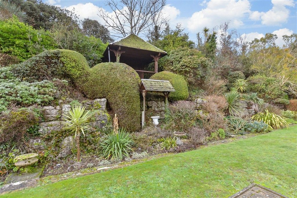 Property photo 2 of 11 Communal Gardens