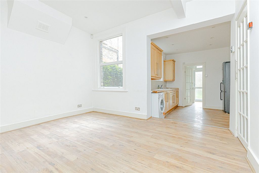 Property photo 2 of 12 Picture No. 17