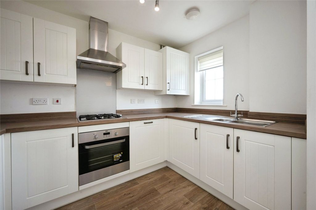 2 bed flat for salePorus Piece, Leighton Buzzard, Bedfordshire LU7 photo 4