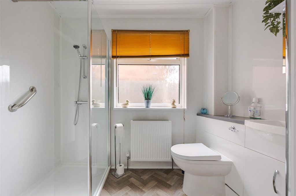 Property photo 3 of 11 Bathroom