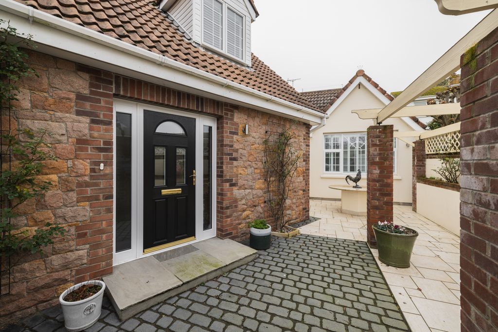 Property photo 2 of 20