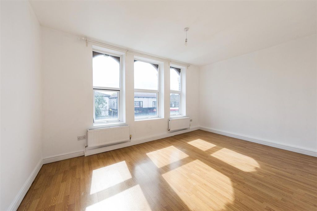 Property photo 1 of 17 Hoe Street, E17