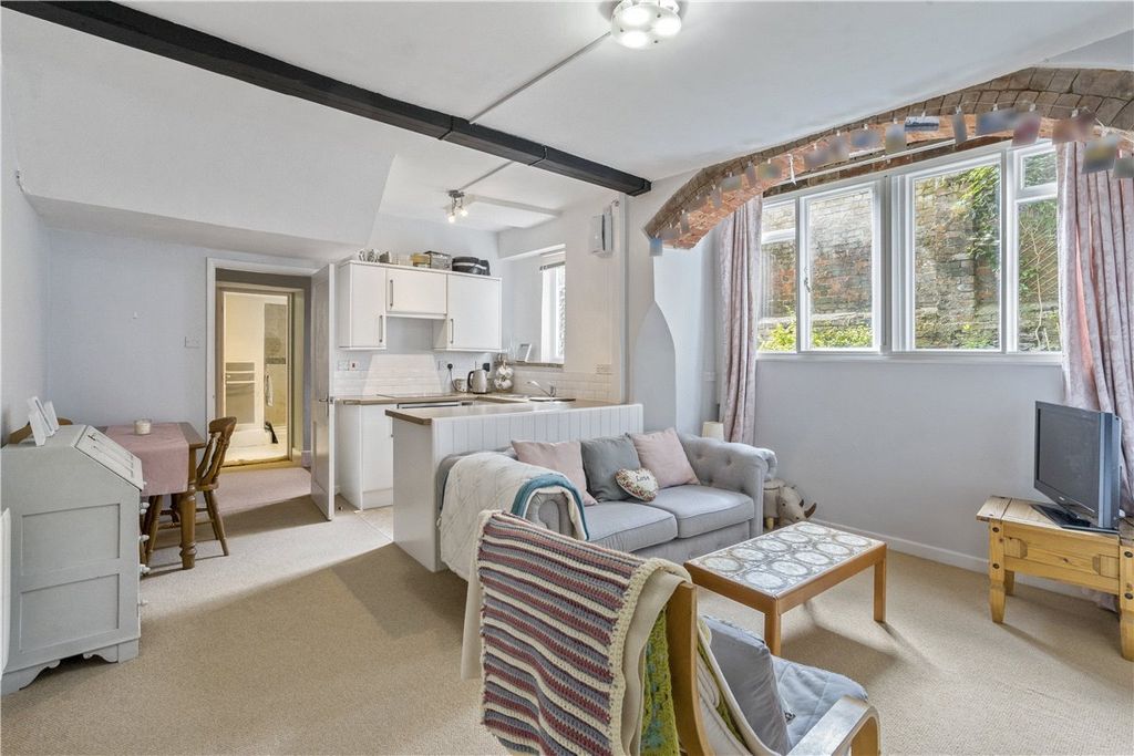 Property photo 1 of 12 Sitting Room Kitchen