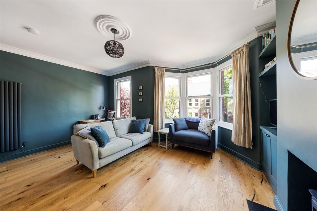 Property photo 2 of 31 Fleeming Road, E17