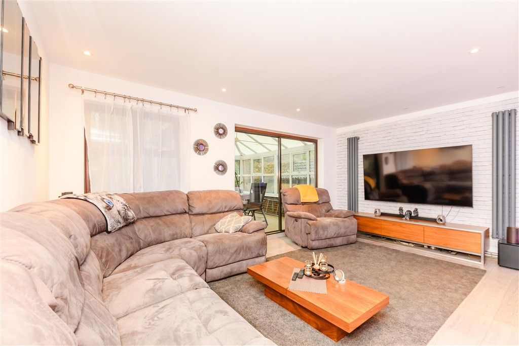 Property photo 3 of 16 Lounge