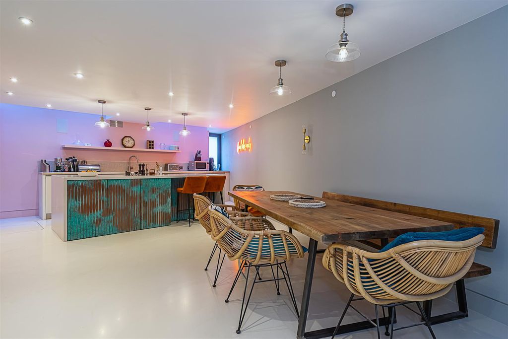 Property photo 2 of 18 128_A_Elgin_Avenue__0024.Jpg
