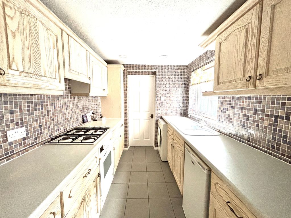 Property photo 3 of 10 Kitchen