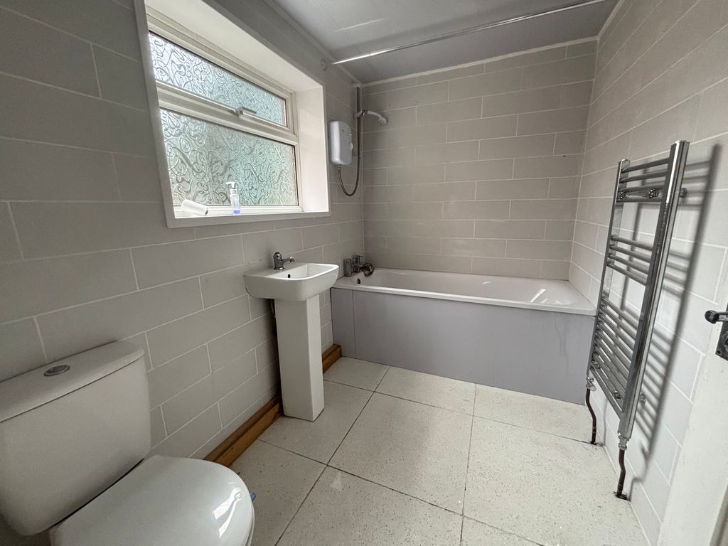 Property photo 2 of 10 G/Floor Bathroom