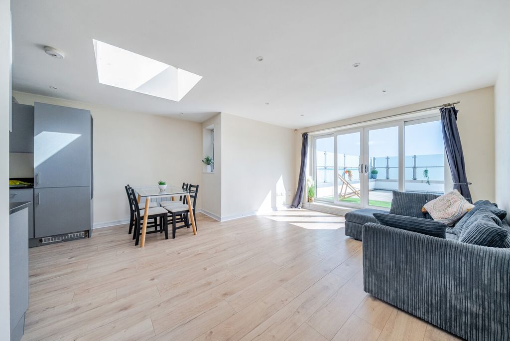 Property photo 1 of 19 Living Room/Kitchen