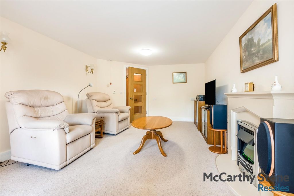 Property photo 3 of 19 8691305-Interior08.Jpg