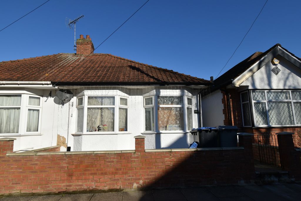 Property photo 1 of 6 Spacious 2-Bedroom Bungalow With Private Garden Â€“ Beaumont Avenue, Wembley Ha0 3Bz