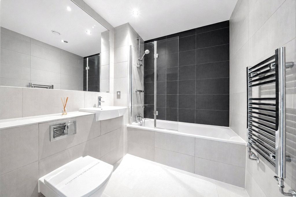 Property photo 2 of 18 Bathroom