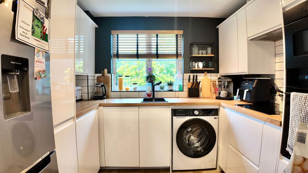 Property photo 2 of 33