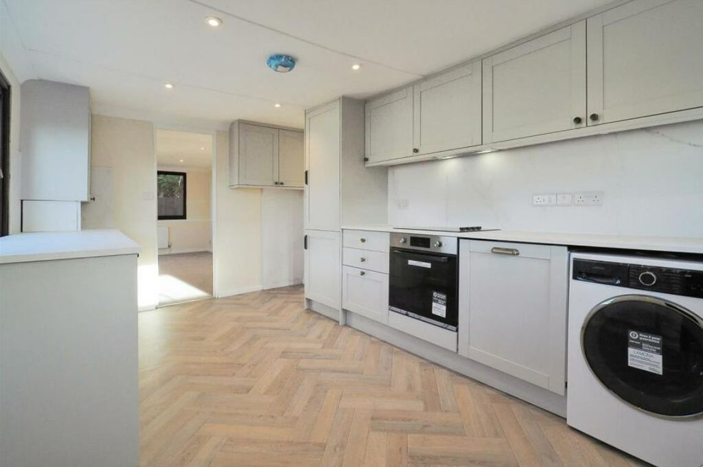 Property photo 2 of 8 Kitchen