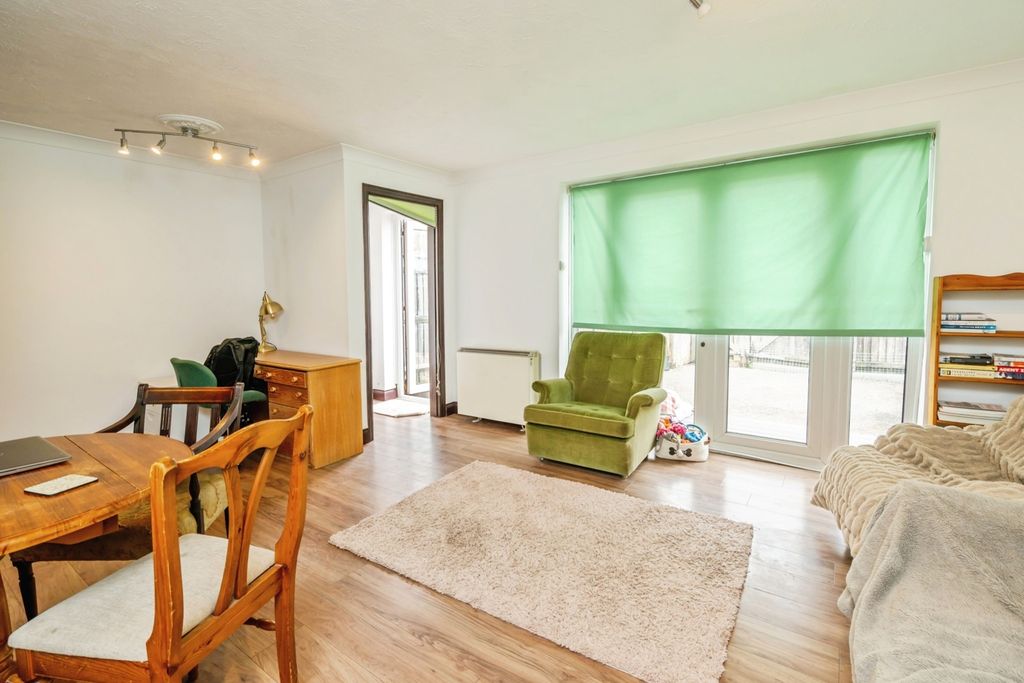 Property photo 3 of 11 Pbox-Img.Jpg
