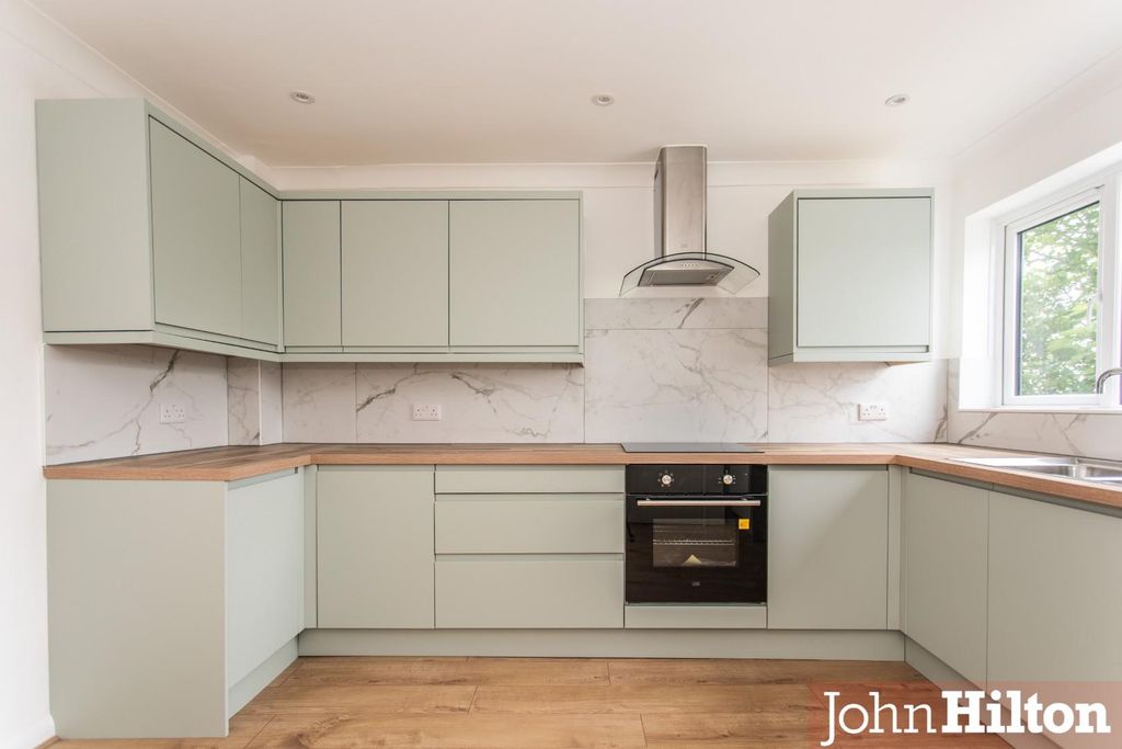 Property photo 2 of 16 Ticehurst Road-10.Jpg