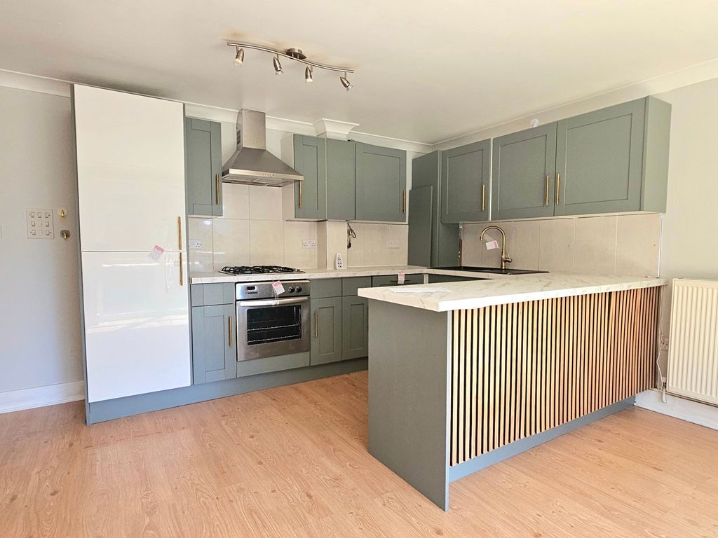 Property photo 3 of 11 Kitchen/Reception