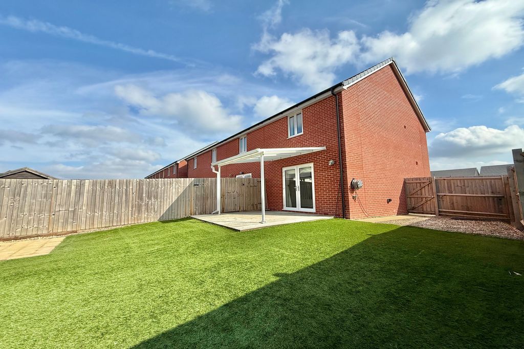 Property photo 2 of 17 South Westerly Gardens